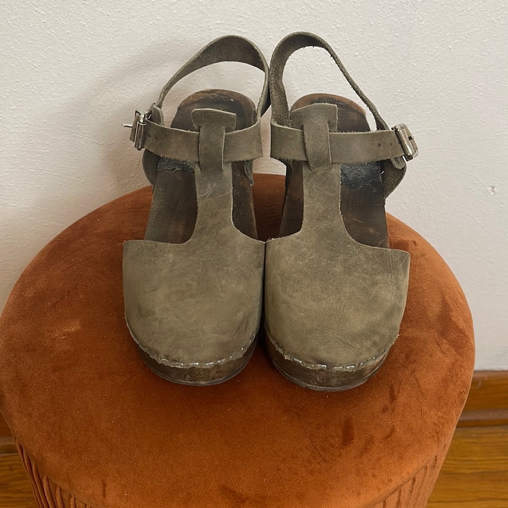 Highwood T-bar Taupe Oiled Nubuck Leather on Brown Base